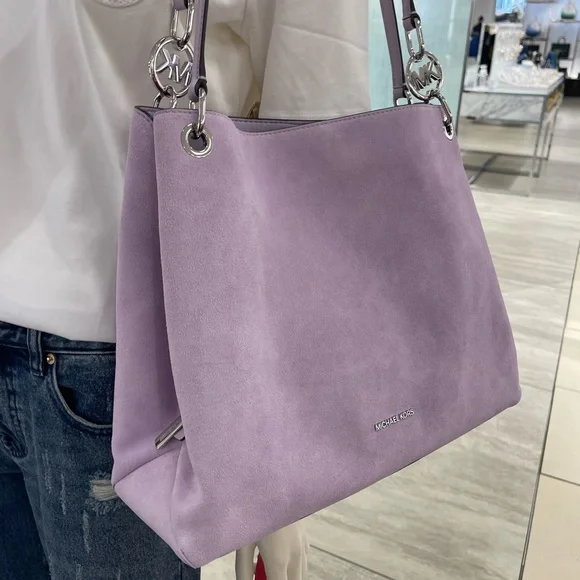 MICHAEL KORS Christina Large Suede Triple Gusset Shoulder Tote Bag
Lt Quartz
NWT - Picture 4 of 16